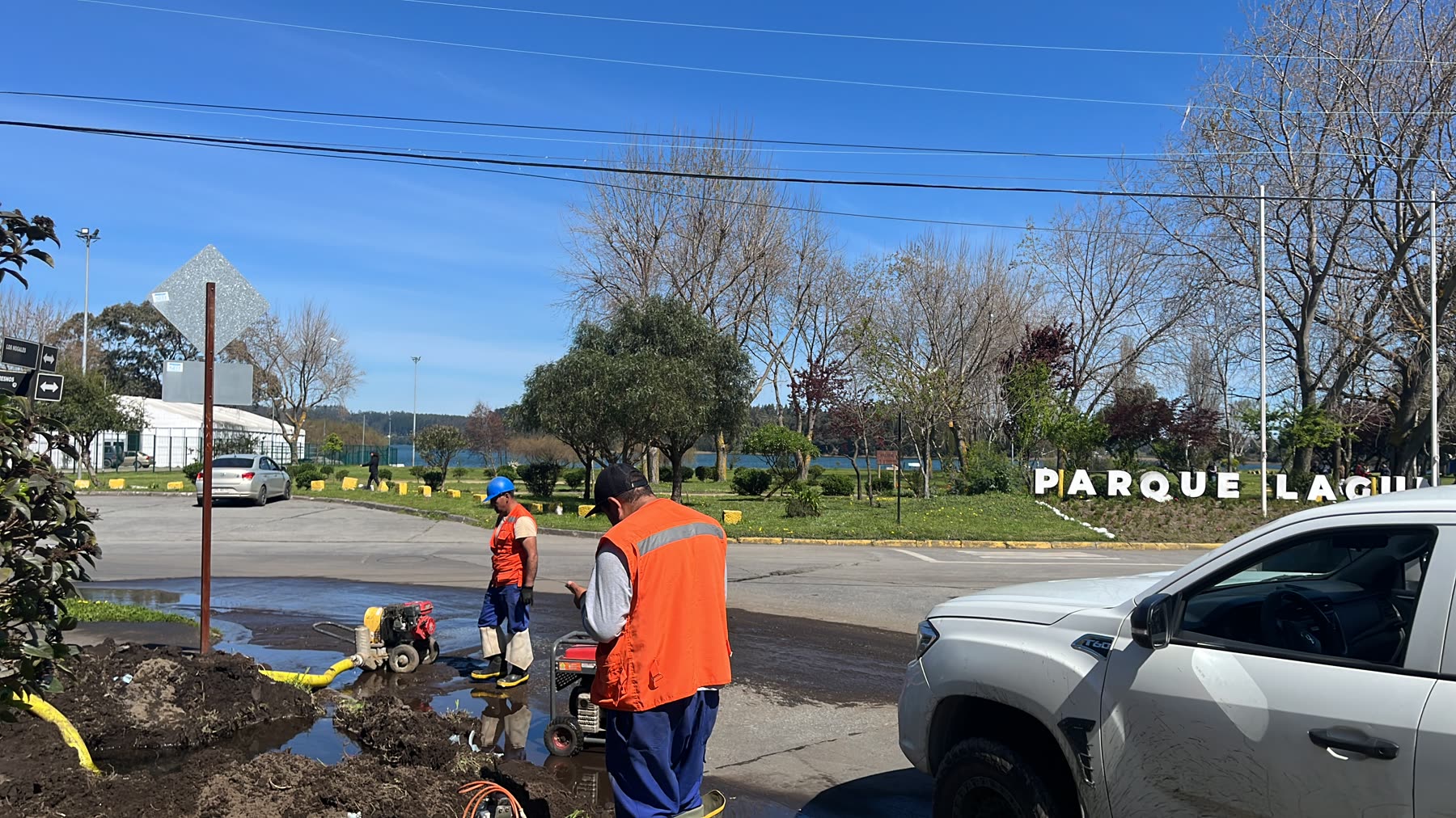 Brigada de ANCO reparando una red de agua potable en la vía pública